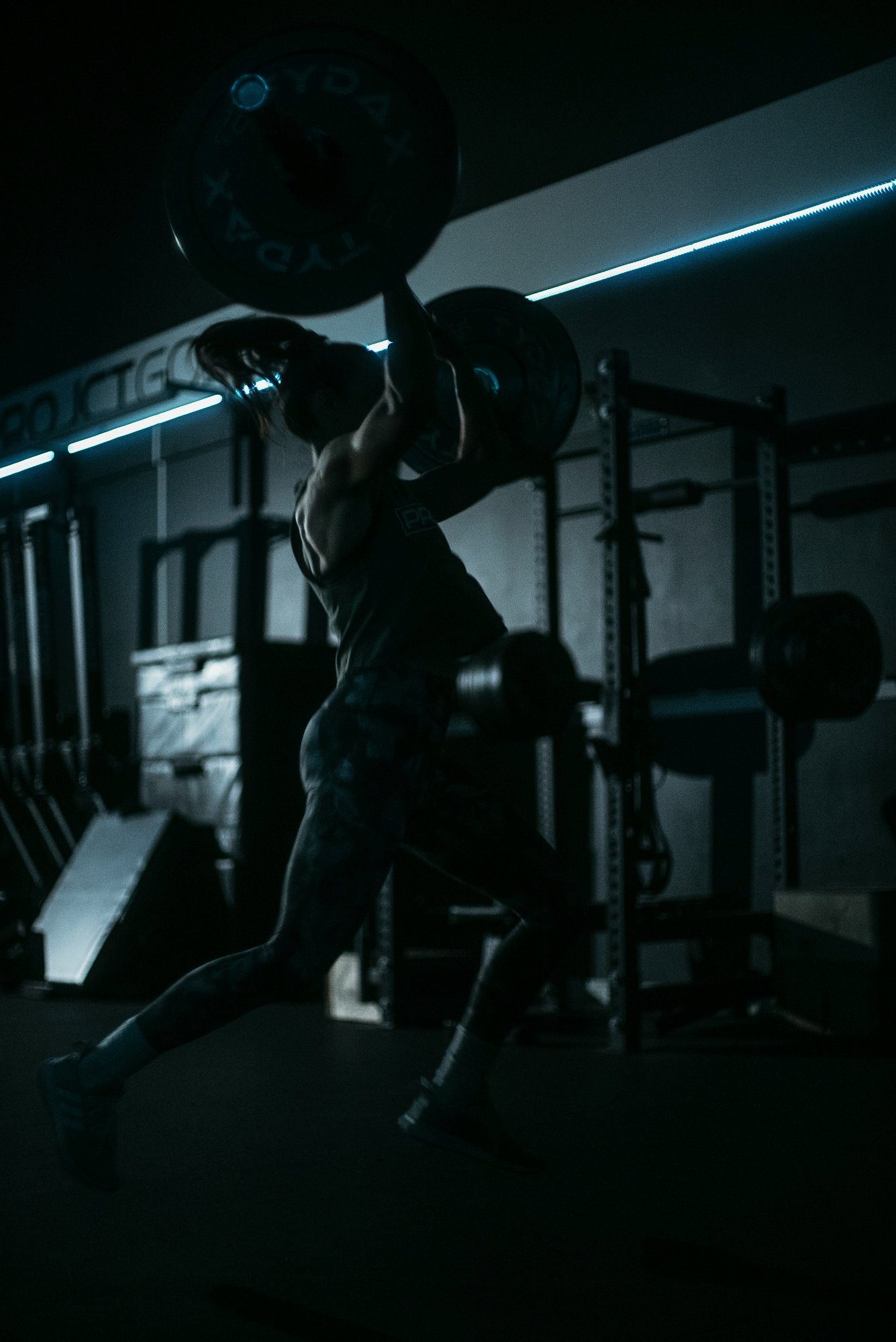 Atleta si allena con il bilanciere nella sala pesi di Iron Fitness a Pinerolo
